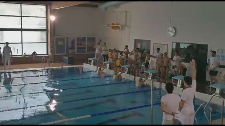 Nadadores del Club Natación Pabellón Ourense, en la prueba de relevos, el pasado fin de semana en Monforte de Lemos