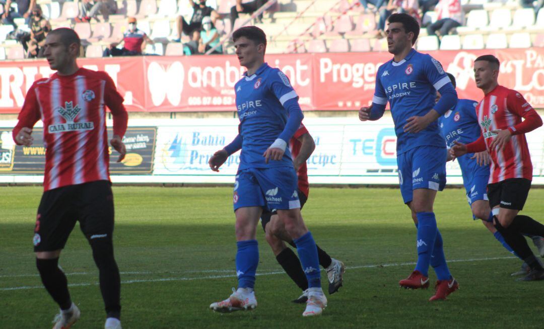 Álvaro López, junto a Montes, en el partido de su debut con la Cultural