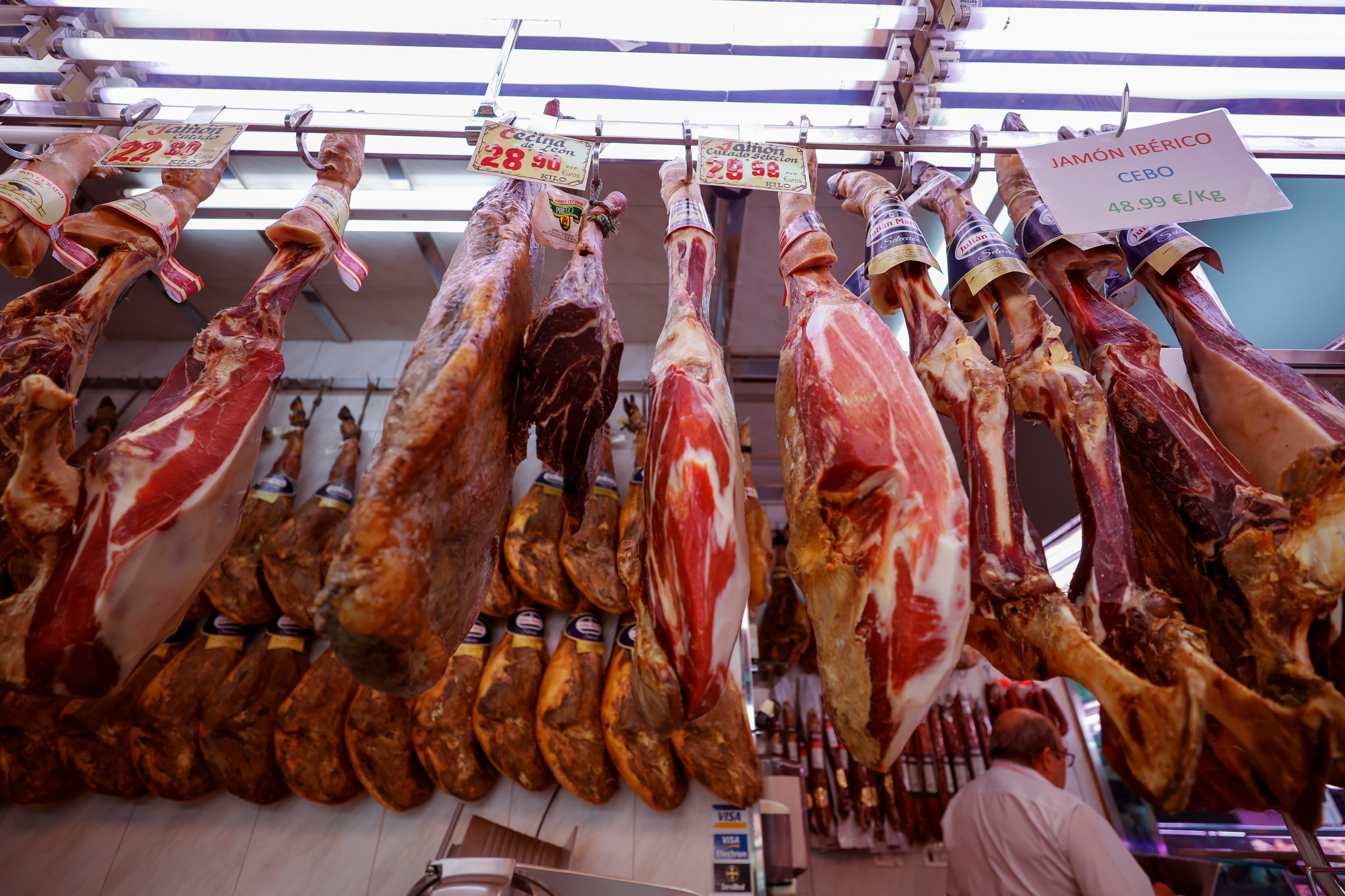 En la imagen, vista de una charcutería en el Mercado Maravillas de Madrid.