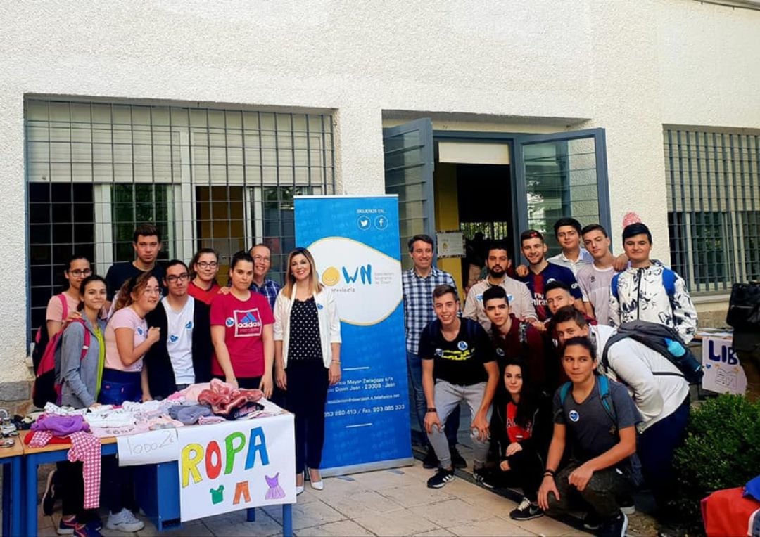 Foto de famillia con participantes en el Mercadillo Solidario