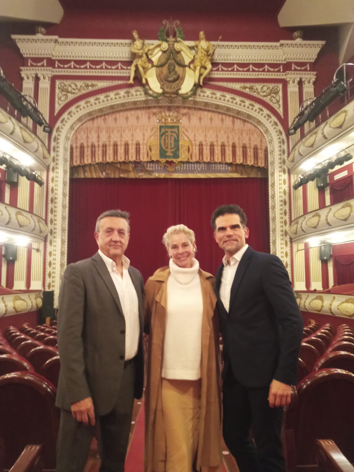 Antonio Lajarro con Belén Rueda y Paco Flor, director del teatro Chapí