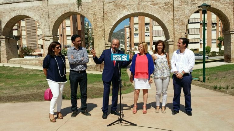 El candidato del PP, Francisco de la Torre, en un acto ante el Acueducto de San Telmo en el último día de campaña