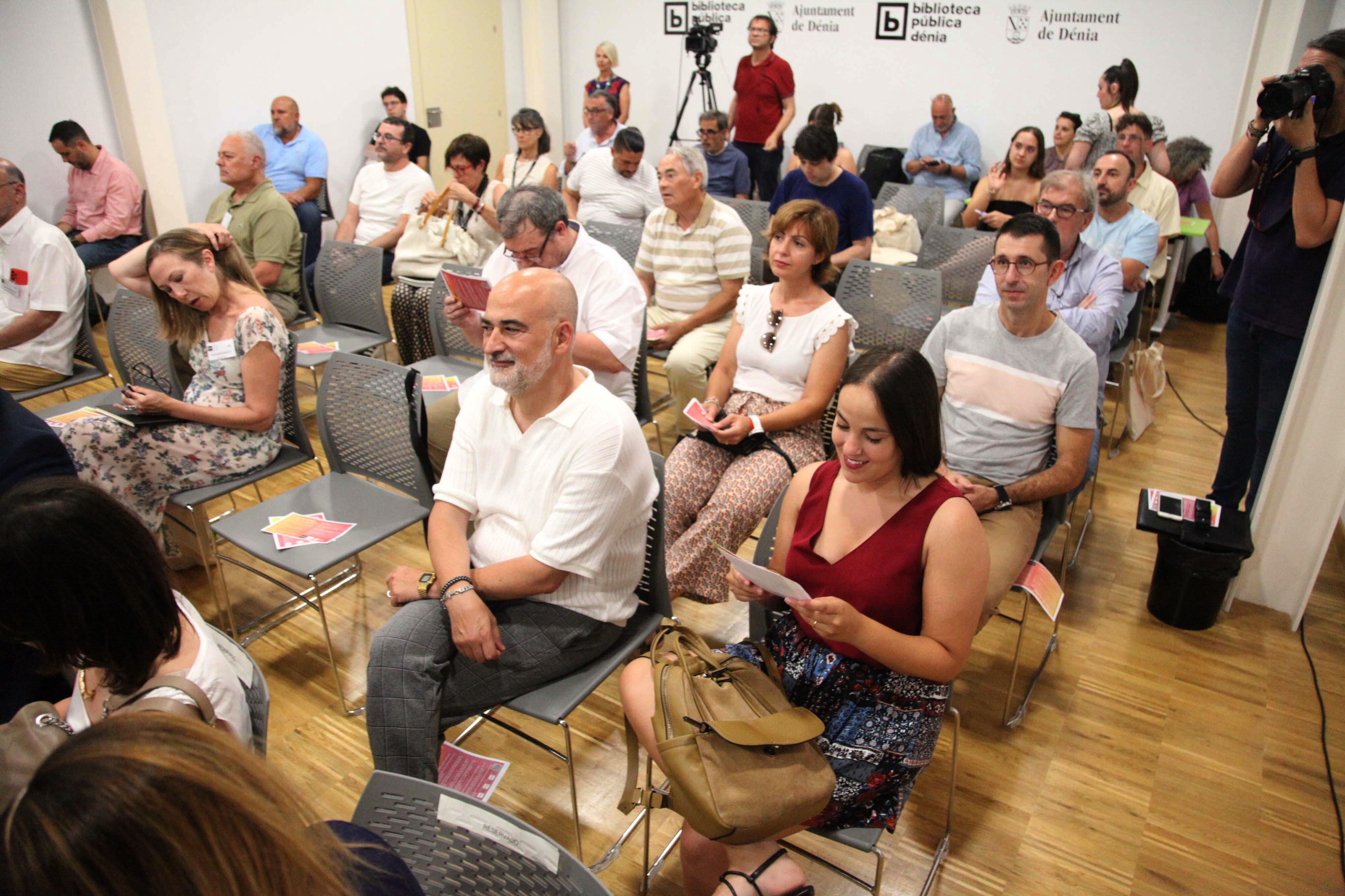 Público asistente a la apertura del Curso de Verano de la UNED Dénia.