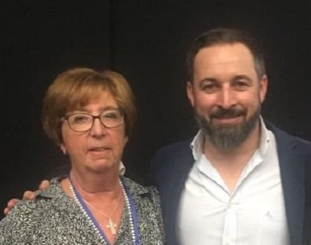 Ana Gil, junto al presidente de Vox, Santiago Abascal.