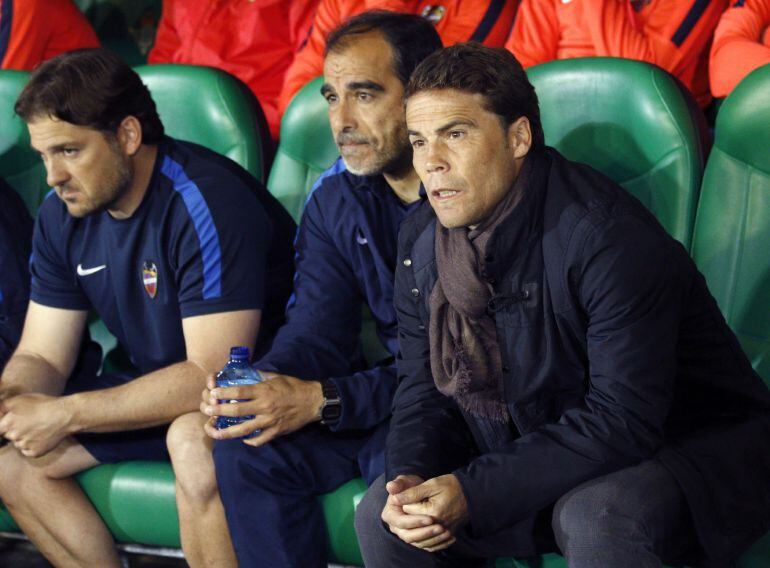 El entrenador del Levante, Joan Francesc Ferrer (d), durante el partido de Liga en Primera División ante el Betis que están disputando esta noche en el estadio Benito Villamarín, en Sevilla EFE-Paco Puentes