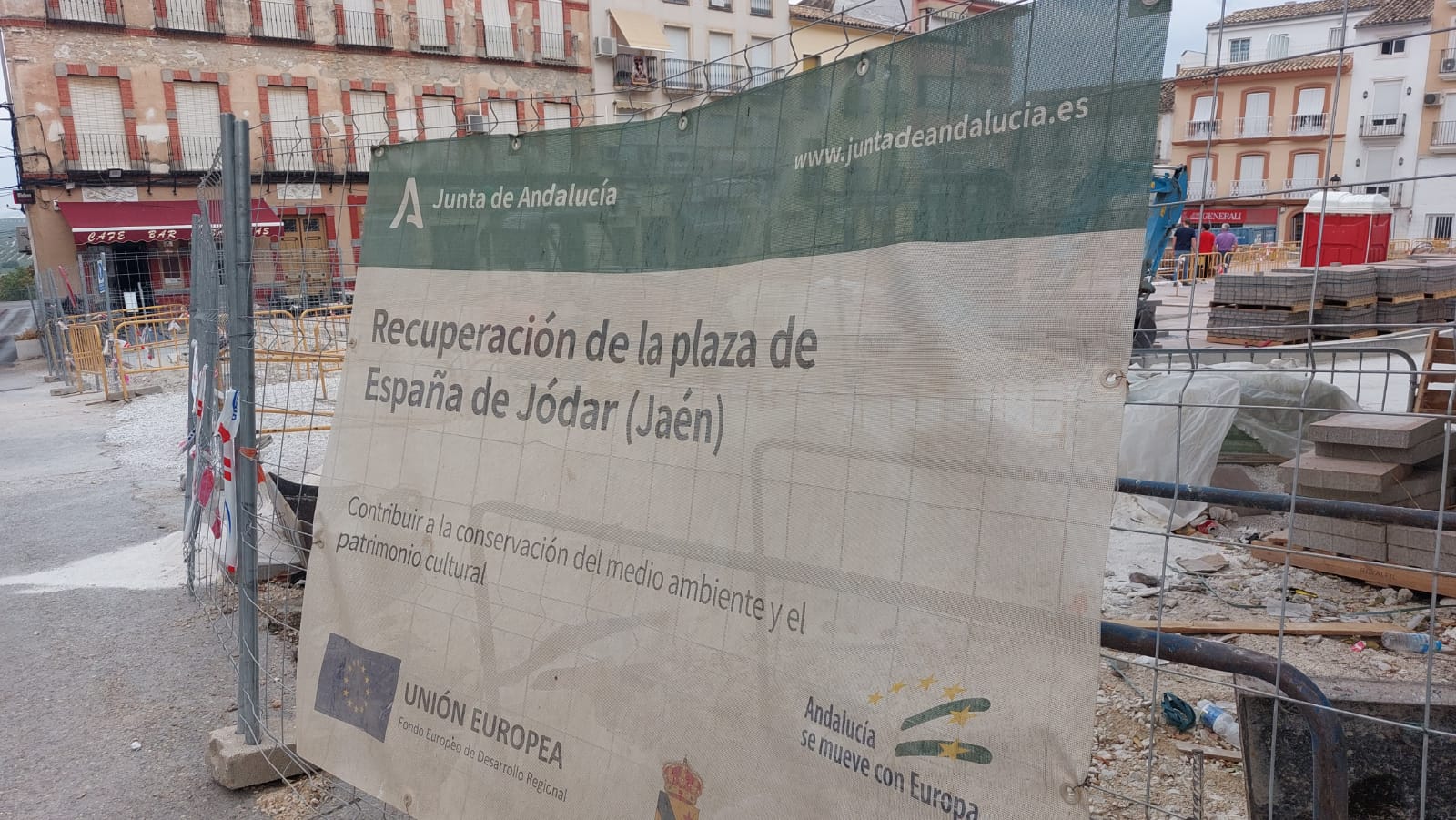 Cartel informativo de lasa obras que la Junta de Andalucía ejecuta en la Plaza de España de Jódar