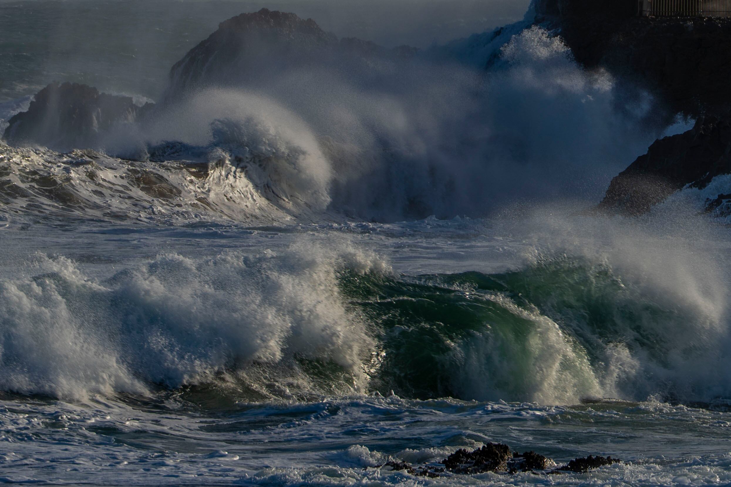 SANTANDER, 12/02/2026.- Vista del fuerte oleaje en Santander este jueves. La Agencia Estatal de Meteorología prevé lluvias débiles y viento con rachas muy fuertes, sobre todo en el litoral. Los chubascos podrán ir acompañado de tormenta. Las temperaturas máximas permanecerán sin cambios o a la baja.-EFE/ Román G. Aguilera