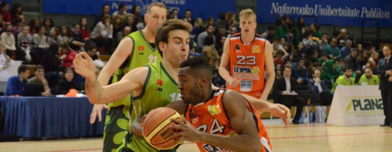 Larry Abia intenta penetrar a canasta