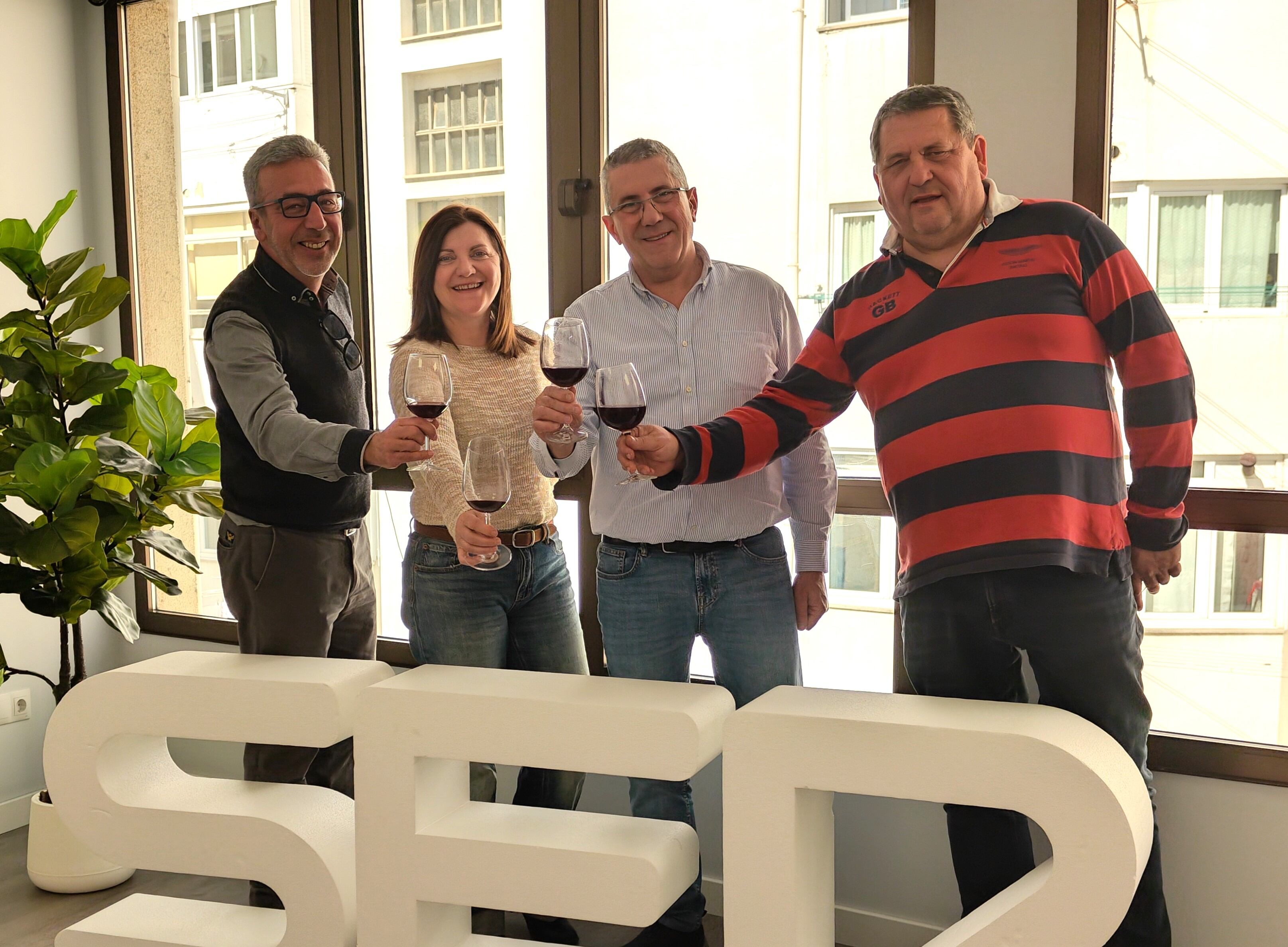 Concursantes y jurado brindan