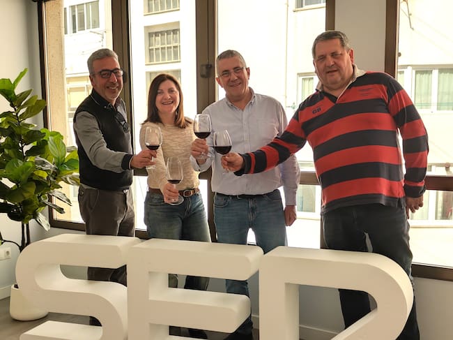 Concursantes y jurado brindan