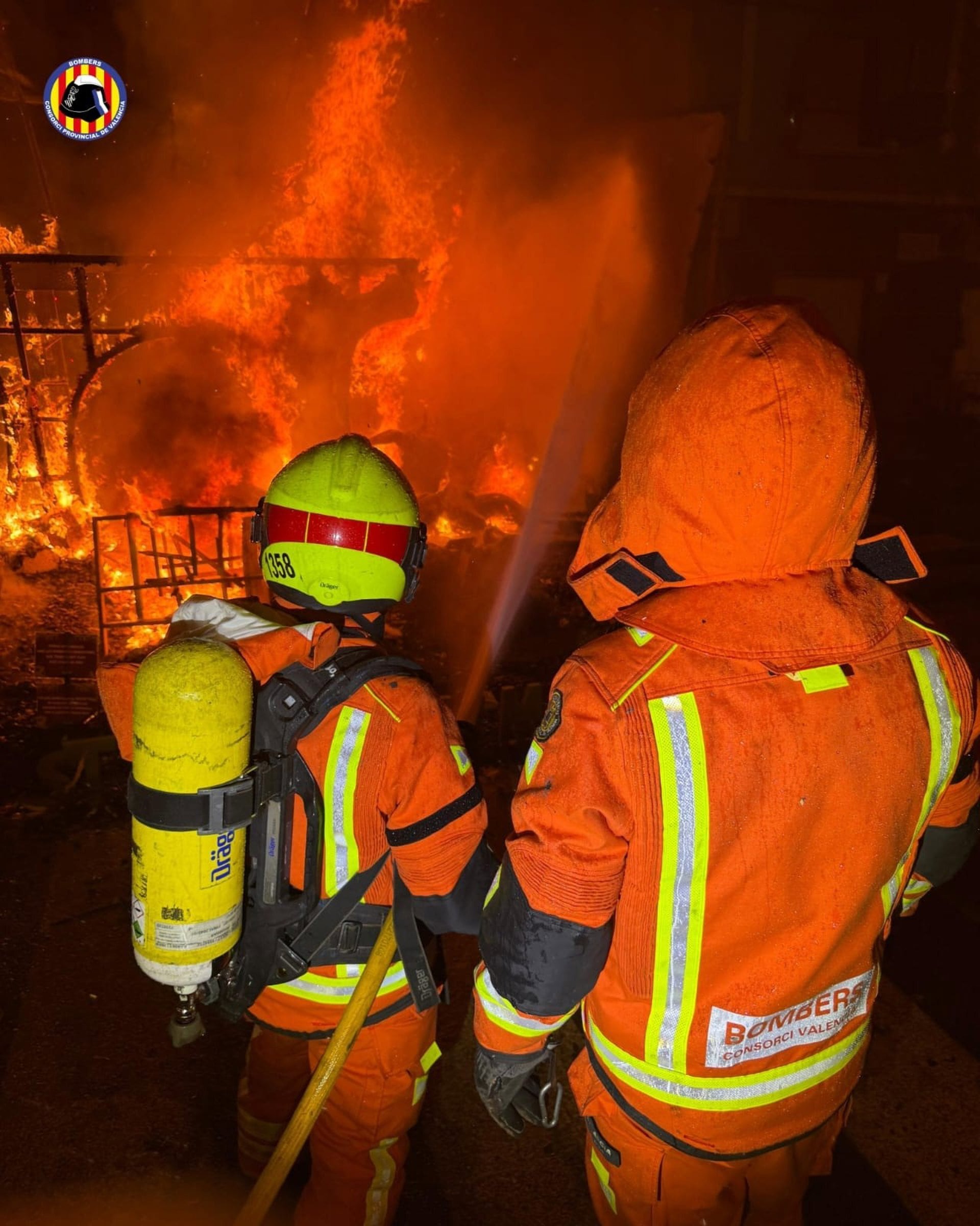 Bomberos del Consorcio Provincial de Valencia durante la Cremà de las Fallas