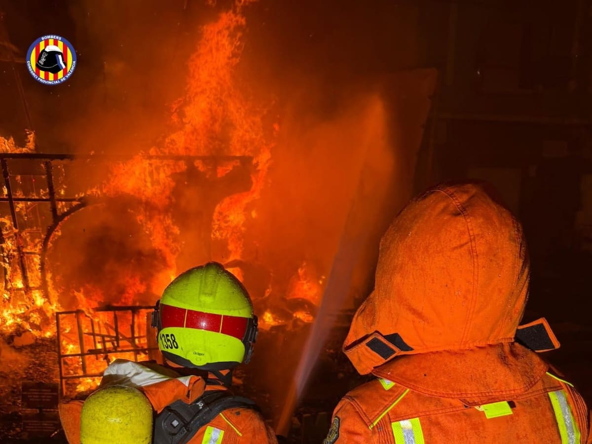 Arden los restos de fallas quemadas que transportaban dos camiones por la V-30, en Paterna