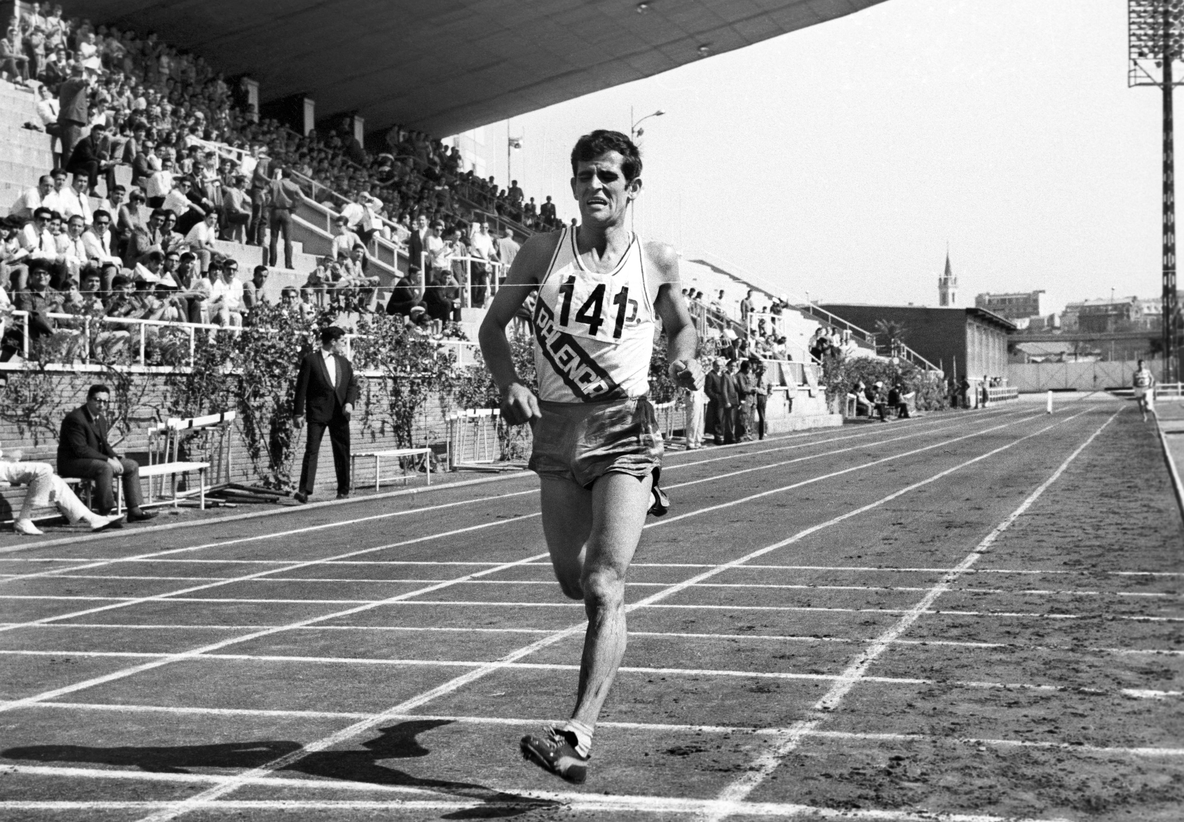 MADRID, 27/07/2024.- Fotografía de archivo del 25/09/1967 del ex atleta Mariano Haro mientras cruza la línea de meta en los Campeonatos Nacionales de Atletismo absolutos individuales y con clasificación por federaciones, en el estadio de Vallehermoso de Madrid. Mariano Haro, cuatro veces subcampeón del mundo en la modalidad de campo a través, ha fallecido a los 84 años de edad, según ha informado a través de su cuenta oficial en la red social X la Real Federación Española de Atletismo (RFEA). EFE/ml
