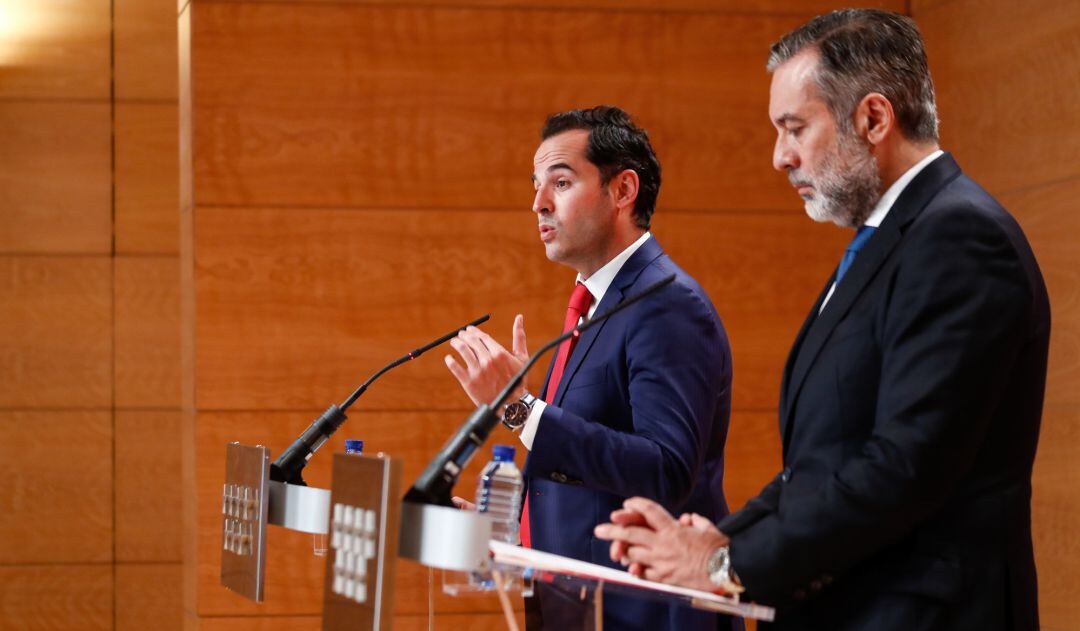 El vicepresidente, consejero de Deportes, Transparencia y portavoz, Ignacio Aguado (i); y el consejero de Justicia, Interior y Víctimas, Enrique López.