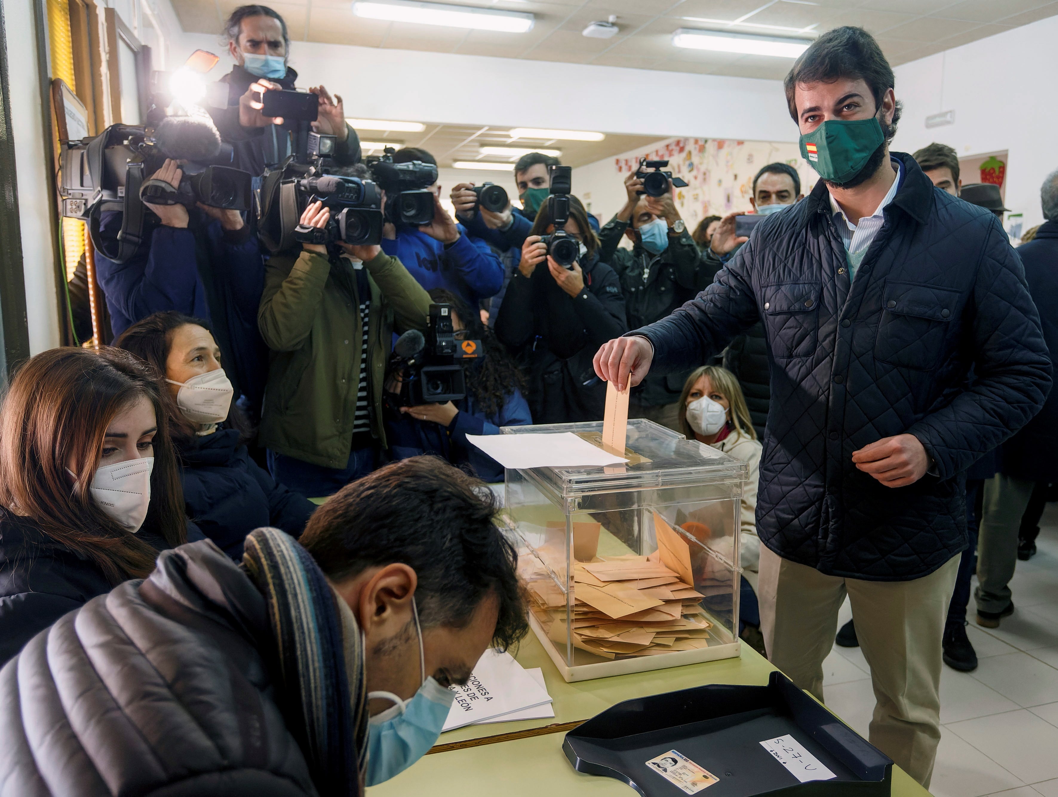 El candidato de VOX a la presidencia de la Junta de Castilla y León, Juan García-Gallardo, ejerce su derecho al voto en el Colegio Río Arlanzón de Burgos.