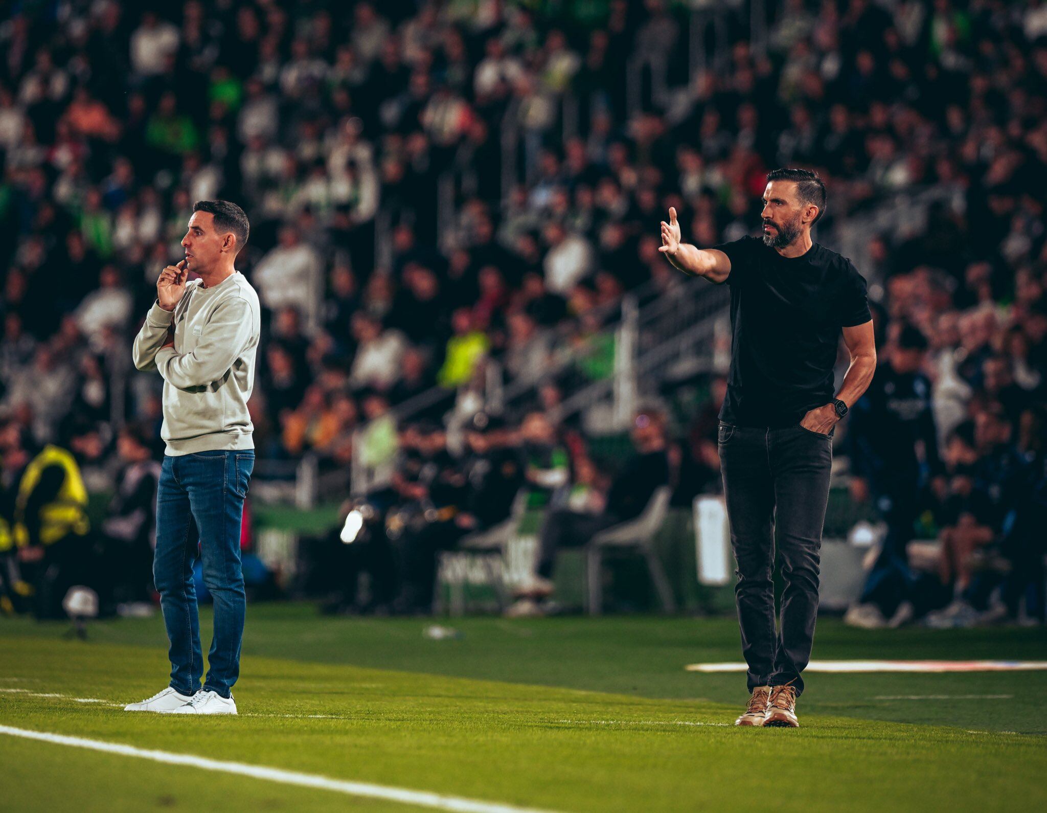Eder Sarabia, a la derecha de la imagen, durante un partido en el Martínez Valero