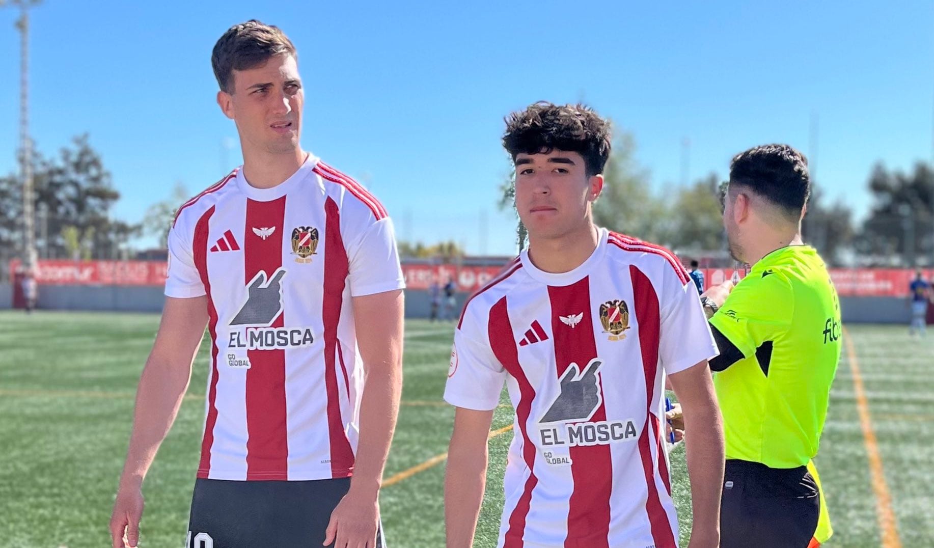 Álvaro Aquino (dorsal 30) debuta con el Real Murcia Imperial bajo la atenta mirada de su padre y su hermano mayor en la grada.