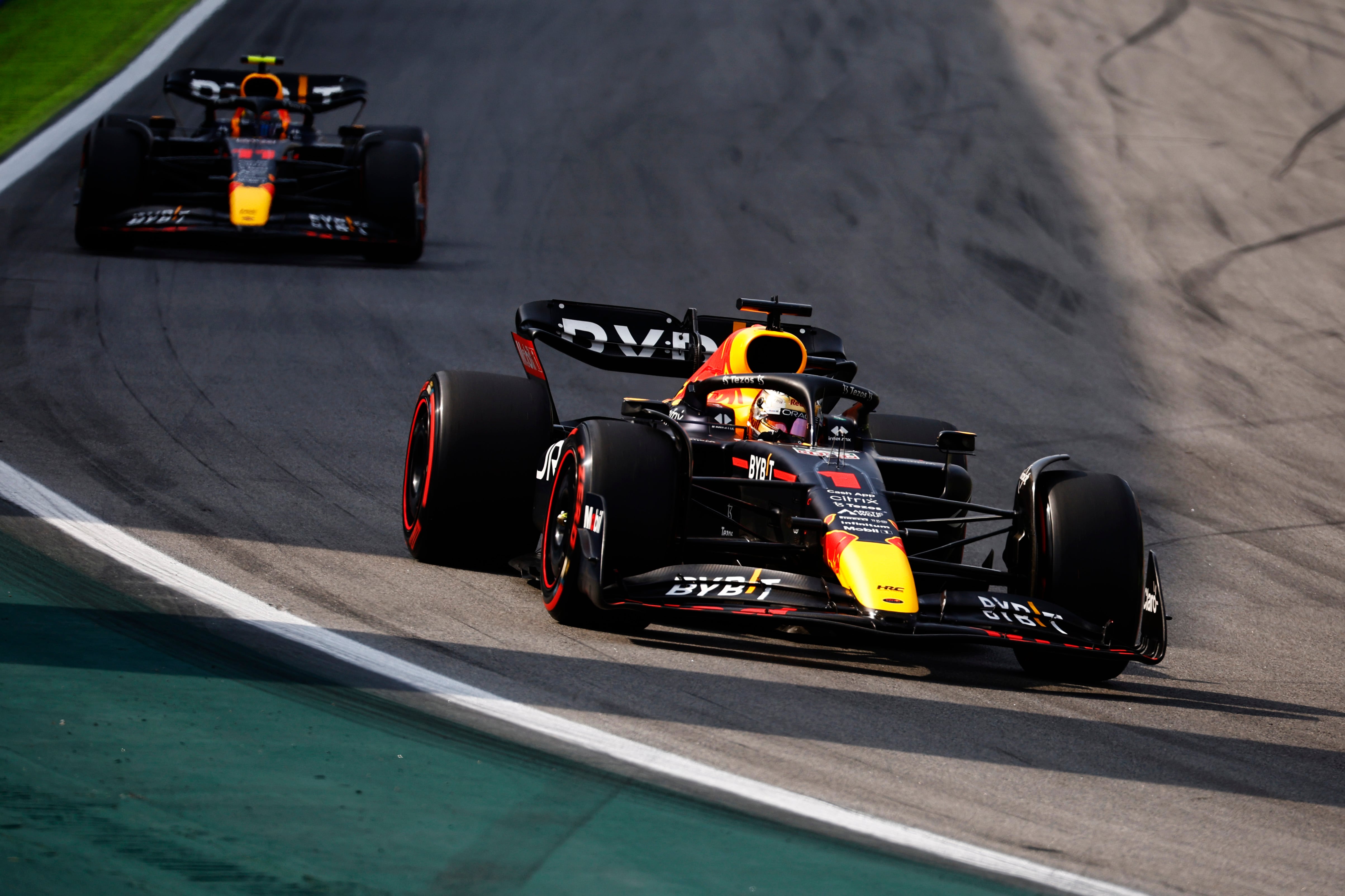 Max Verstappen y Checo Pérez, durante el GP de Brasil