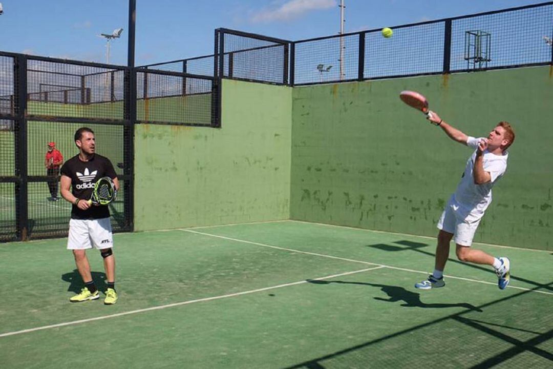 Un partido de pádel en La Línea.