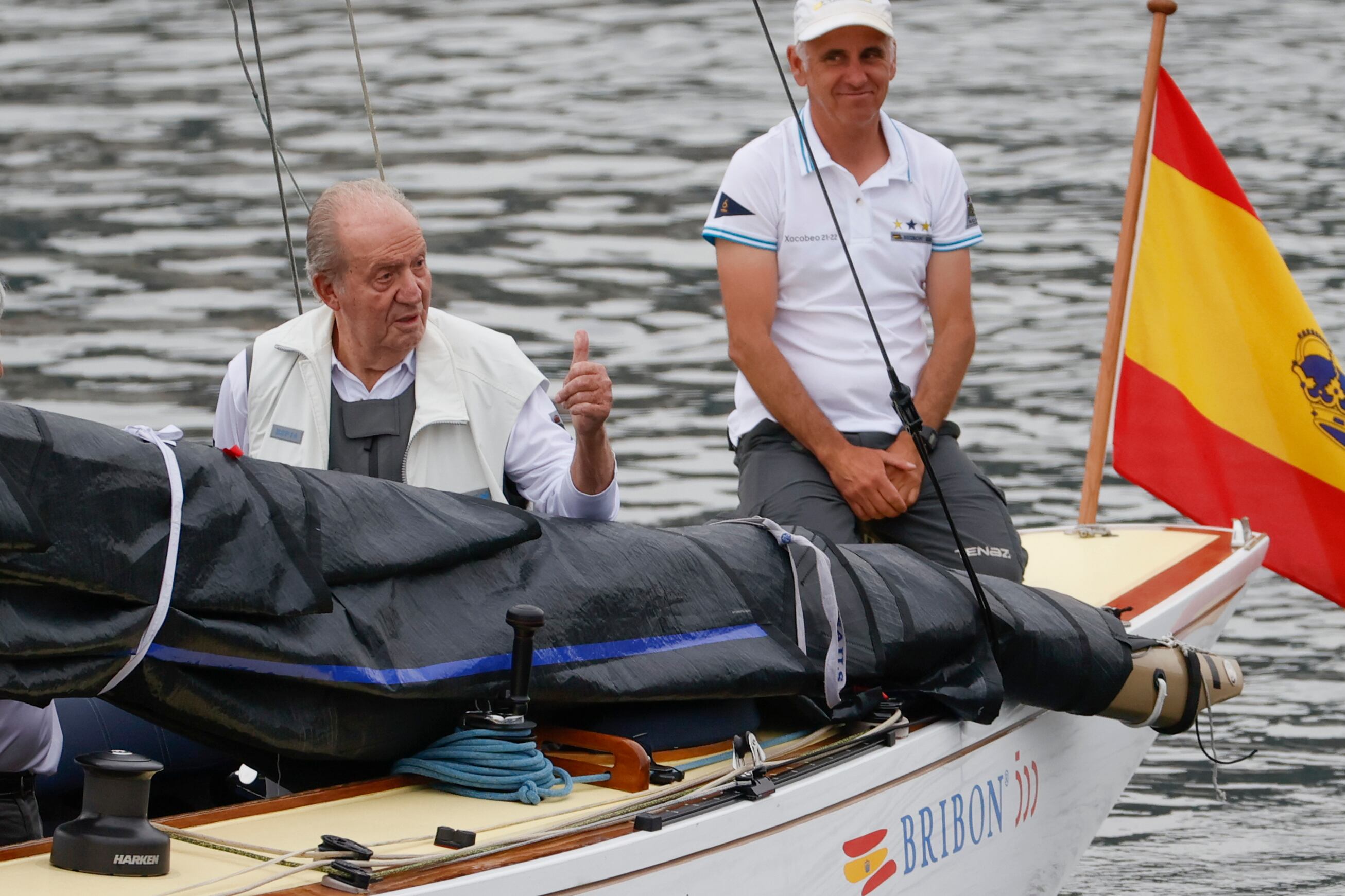 El rey emérito Juan Carlos I a bordo del &quot;Bribón&quot; el 31 de mayo de 2022 en su visita a Sansenxo.