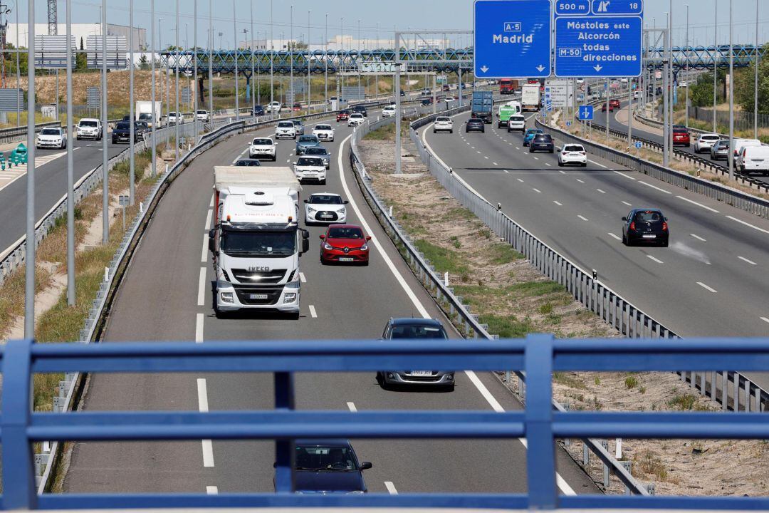 Estado del tráfico en el kilómetro 22 de la A-5, en sentido salida de Madrid, durante la tarde de este viernes