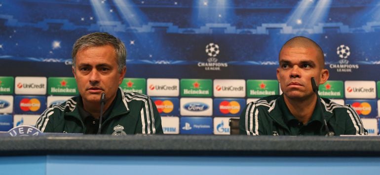 Pepe, junto a Mourinho, atiende a los medios antes de un partido de Champions del Real Madrid