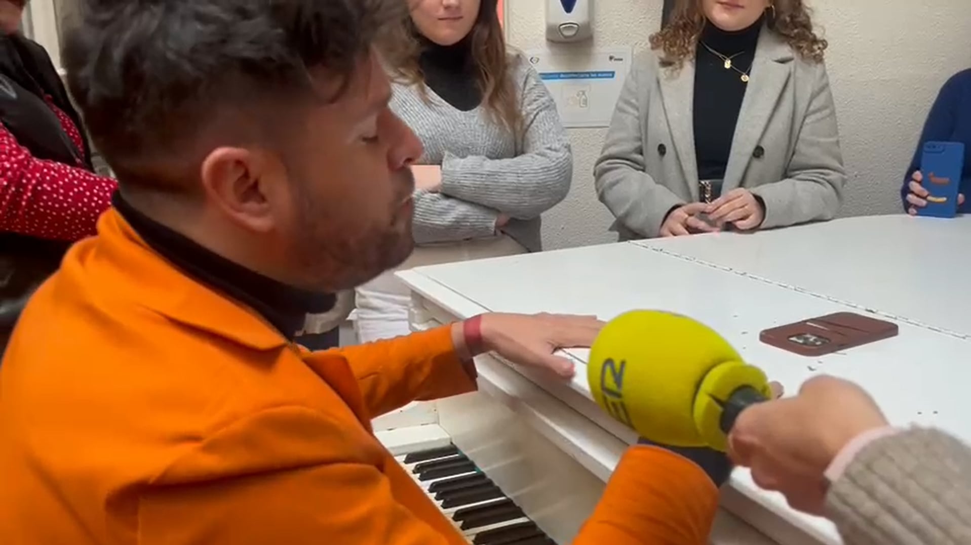 Pablo López se hace compás sobre el piano de Radio Sevilla