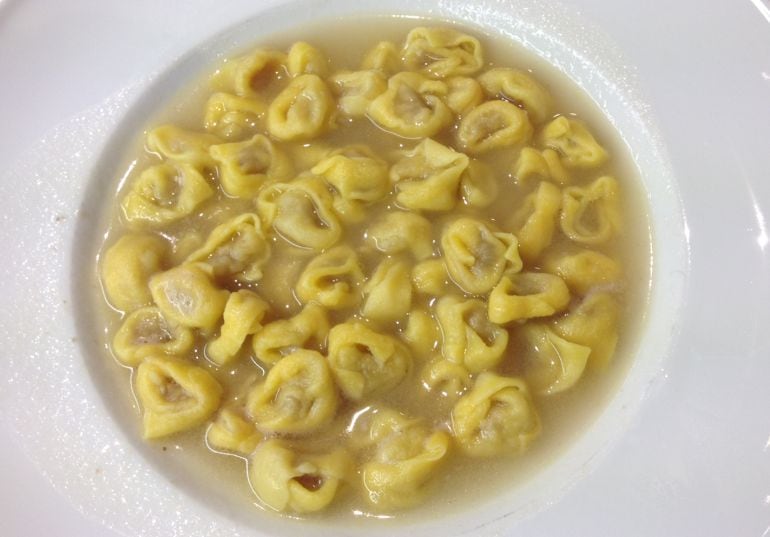 Ravioli con trufa blanca, en caldo de pollo (Roscioli).