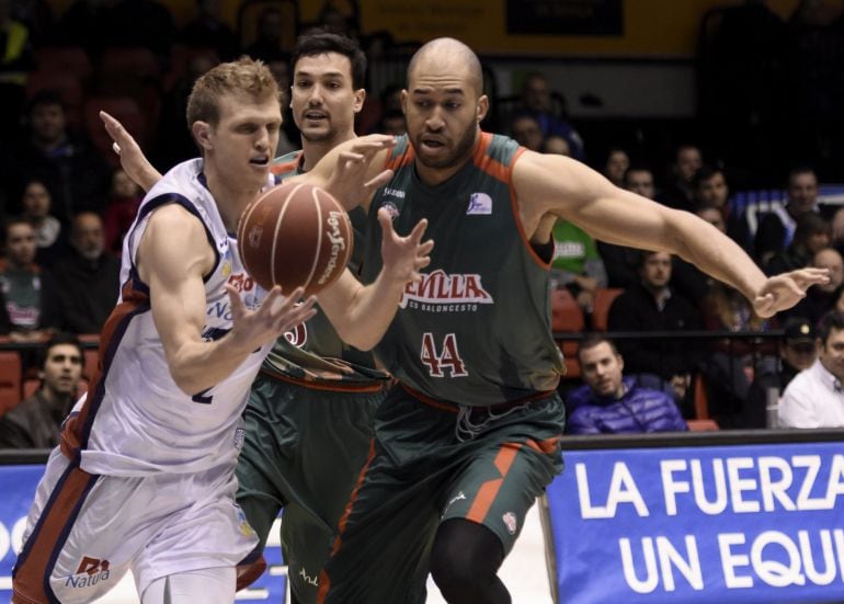 El pívot jamaicano del Baloncesto Sevilla, Jerome Jordan (d), y el escolta estadounidense del Rio Natura, Tyler Haws (i), durante el partido de la vigesimoprimera jornada de Liga ACB, disputado en el Palacio de Deportes de San Pablo de Sevilla.