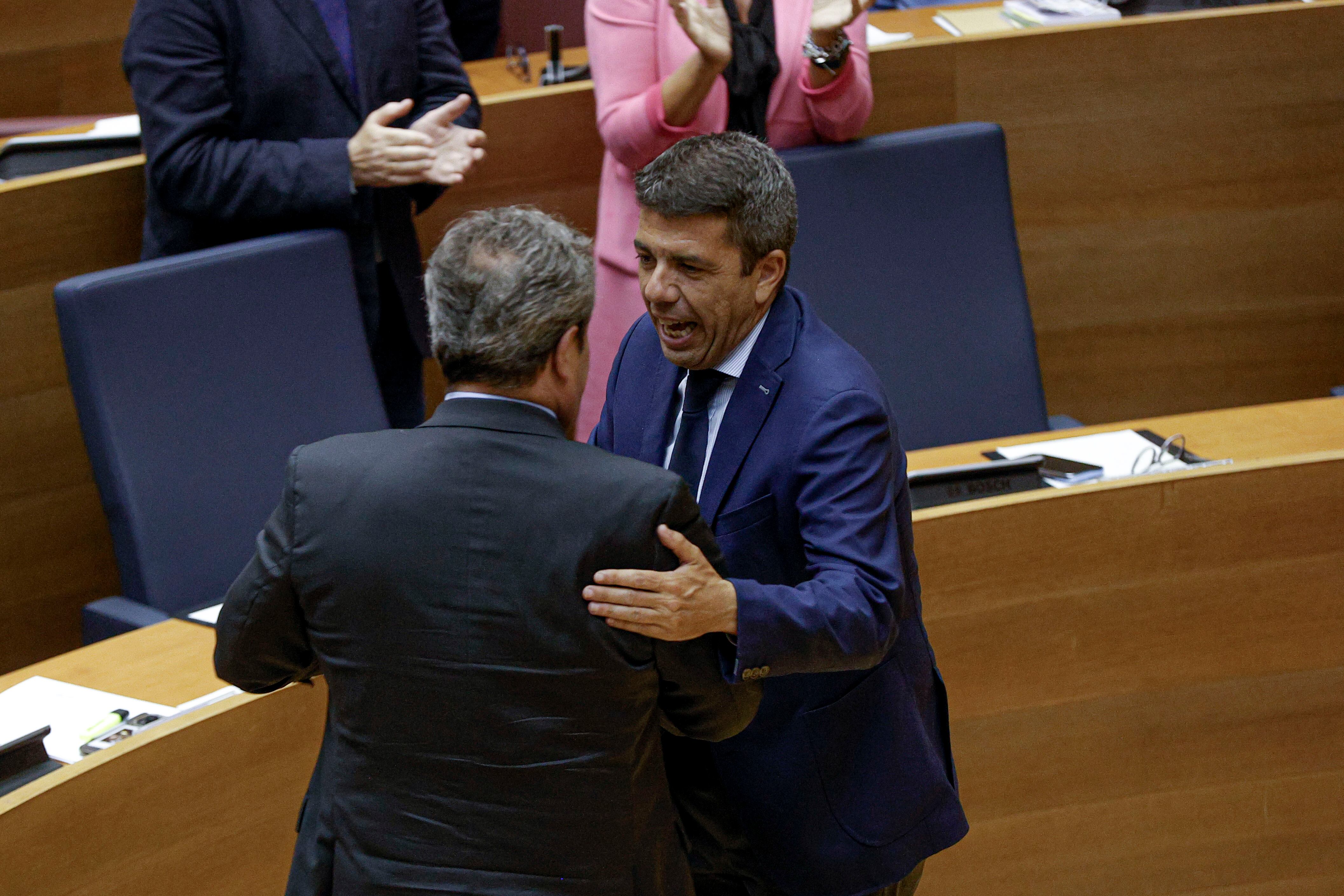 GRAFCVA7807. VALÈNCIA, 28/05/2025.- El president de la Generalitat, Carlos Mazón, estrecha la mano del portavoz de Vox en Les Corts, José María Llanos, tras la aprobación de los segundos presupuestos autonómicos de la legislatura, que ascienden a 32.291 millones de euros, gracias al apoyo de Vox, que considera que tienen su sello tras haberse asumido sus enmiendas. EFE/Manuel Bruque