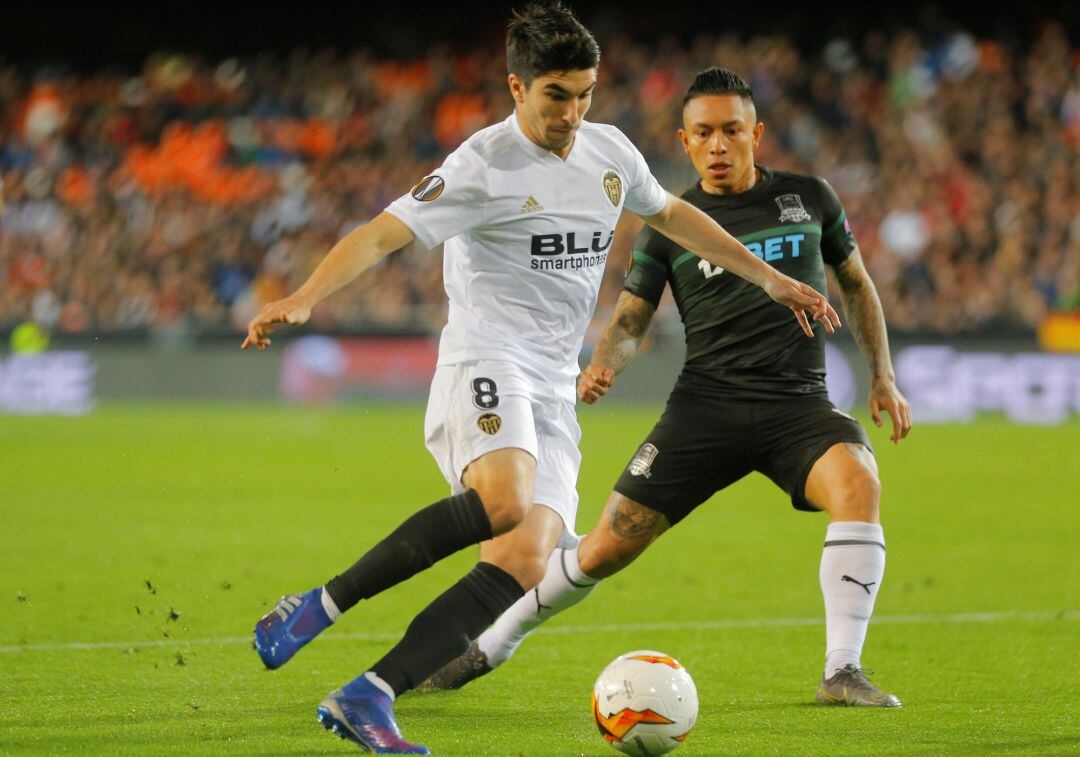 Soccer Football - Europa League - Round of 16 First Leg - Valencia v Krasnodar - Mestalla, Valencia, Spain - March 7, 2019  Valencia&#039;s Carlos Soler in action with Krasnodar&#039;s Cristian Ramirez   REUTERS, Heino Kalis