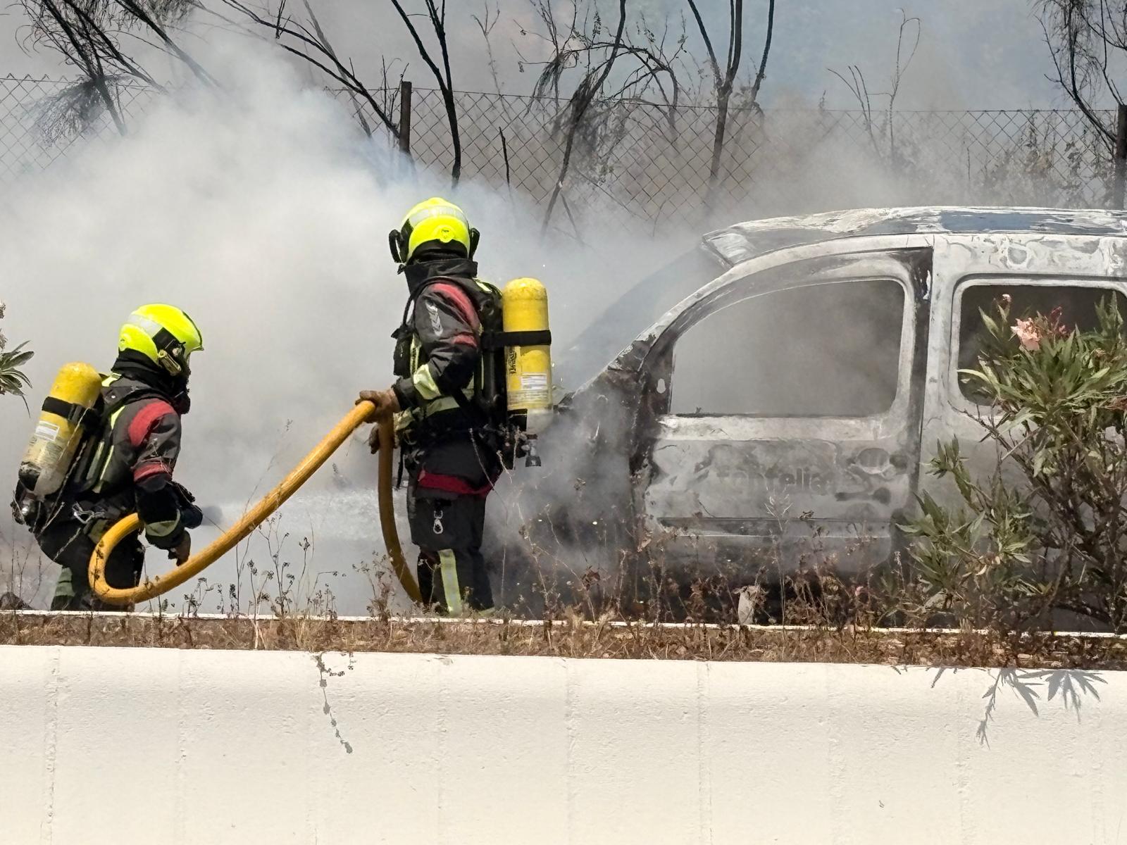 Los bomberos sofocan el incendio del coche que ha salido ardiendo en Vélez-Málaga