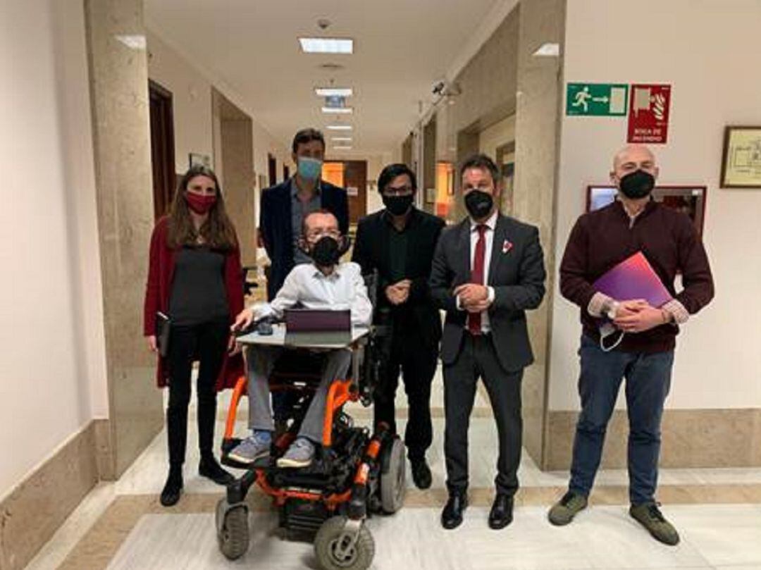 Pere López s'ha desplaçat aquest dijous a Madrid, per parlar entre altres amb Pablo Echenique, Ferran Bel o Joan Baldoví, a més d'altres diputats del PSOE i del PP