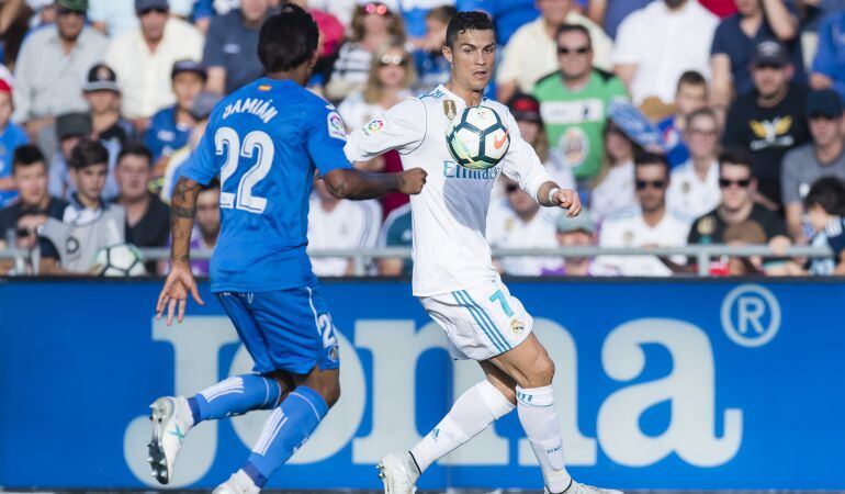 Cristiano Ronaldo (d) controla un balón ante el azulón Damián durante el partido de la primera vuelta en el Coliseum.