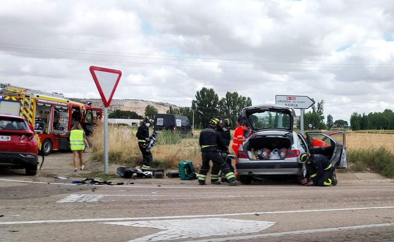 Uno de los vehículos afectados en la colisión en el cruce entre la N-122 y la carretera VA-130