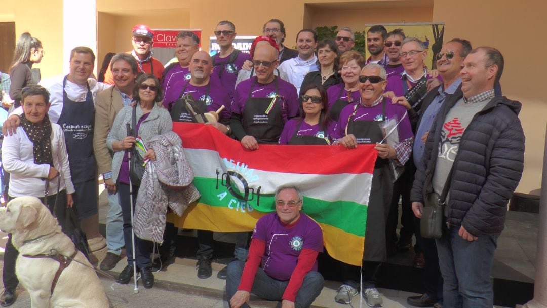 Foto de familia de los concursantes, miembros del jurado y organizadores del evento