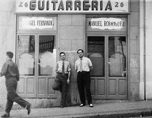 Manuel Rodriguez ante su guitarrería