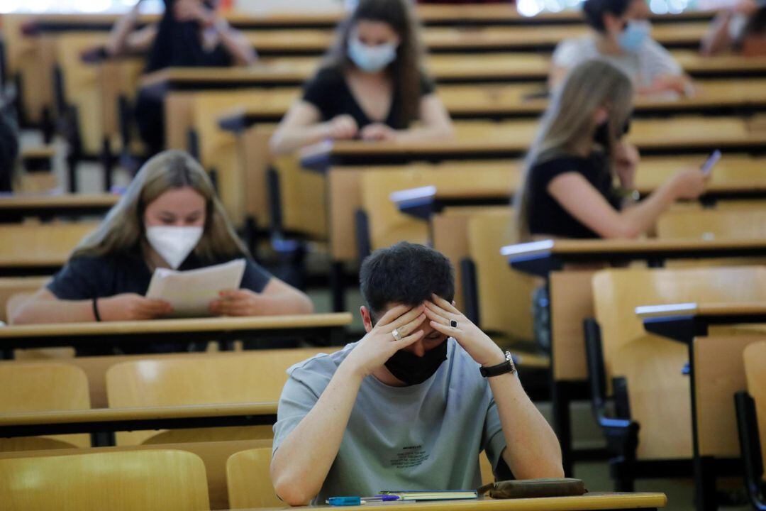 Varios estudiantes repasan antes del inicio de la Evaluación para el Acceso a la Universidad en la Comunidad de Madrid (EvAU) este lunes. 