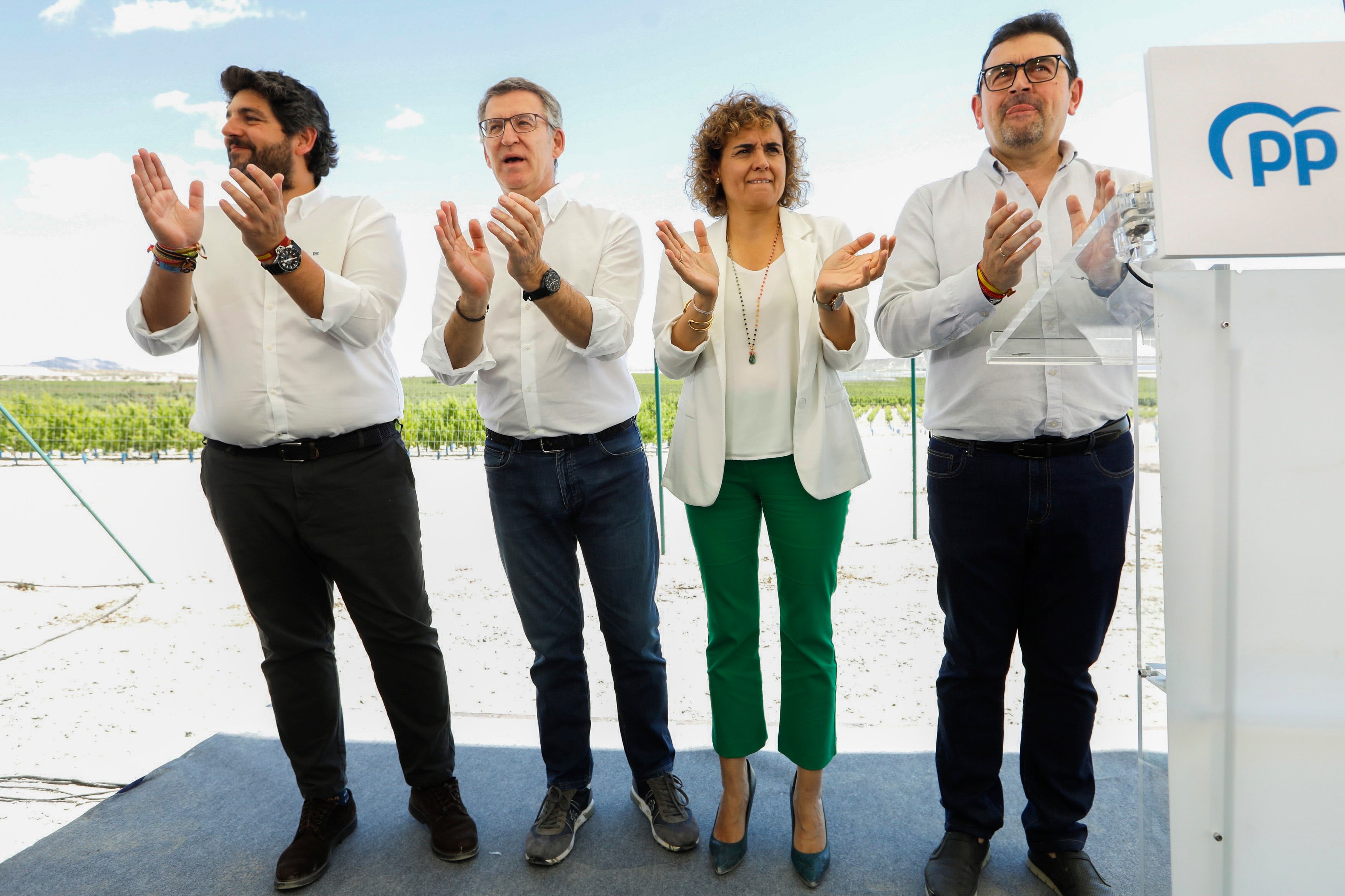 CIEZA (MURCIA), 18/05/2024.- El presidente del Partido Popular, Alberto Núñez Feijóo (2i), ha participado junto a la candidata del PP a las elecciones europeas, Dolors Montserrat (2d), el presidente del PP autonómico y de la Región de Murcia, Fernando López Miras (i), y el alcalde de Cieza, Tomás Rubio, en un acto sobre agricultura en Cieza (Murcia), este sábado. EFE/Juan Carlos Caval