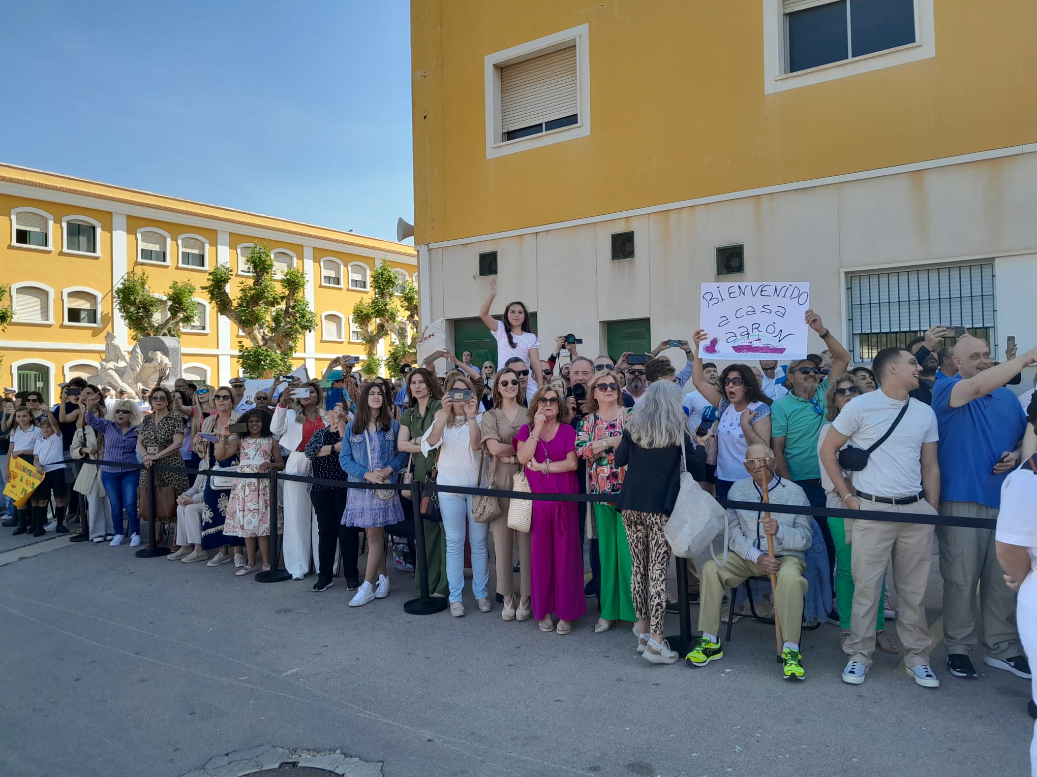 Familiares esperan a la llegada del &#039;Hespérides&#039;.