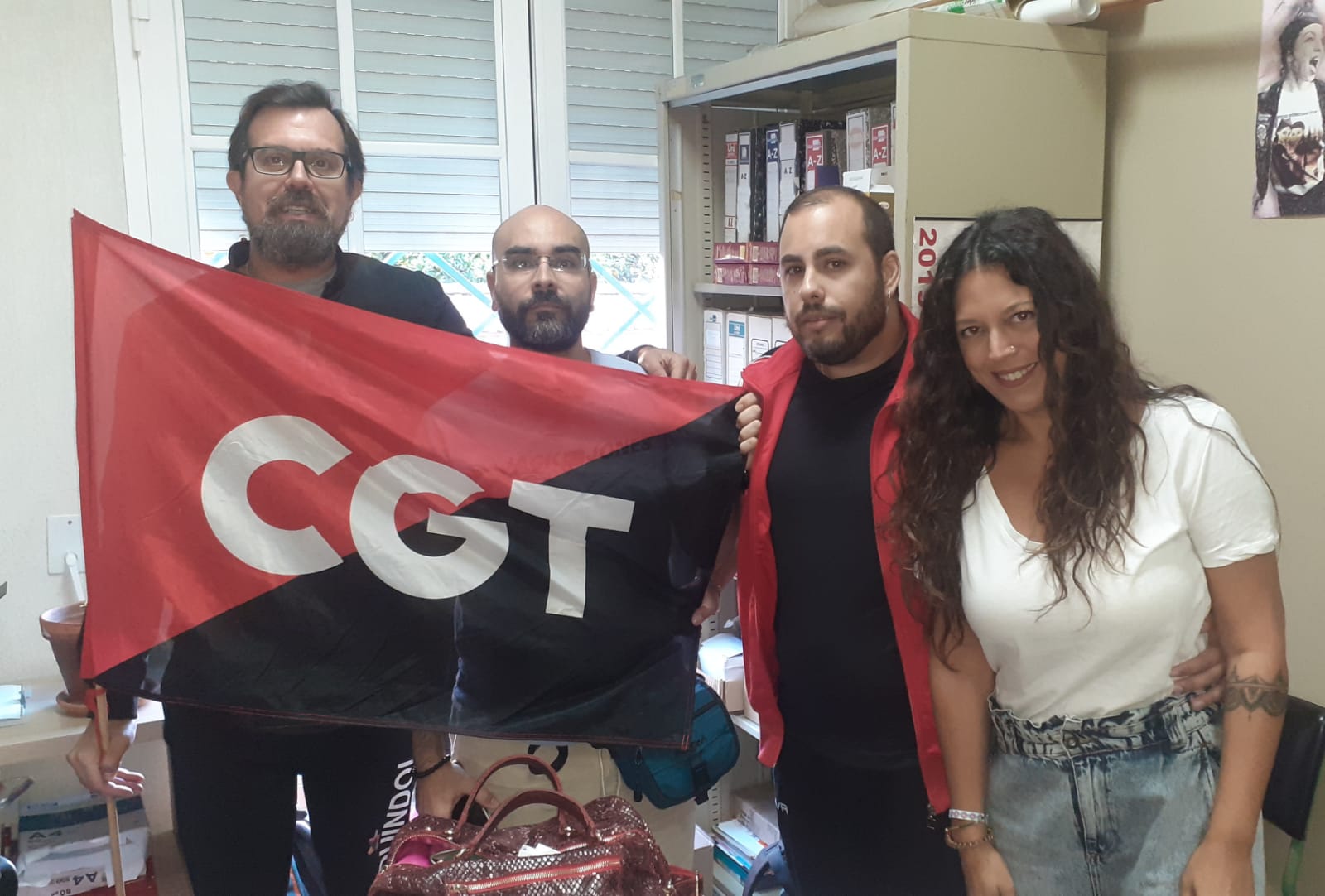 Miembros del comité de huelga de CGT para reivindicar los derechos de los PTIS durante su encierro en la Consejería de Educación