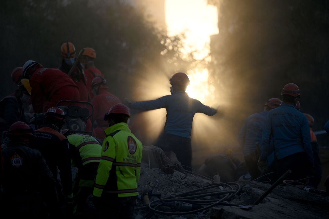 Equipos de búsqueda y rescate buscan víctimas en el sitio de un edificio derrumbado