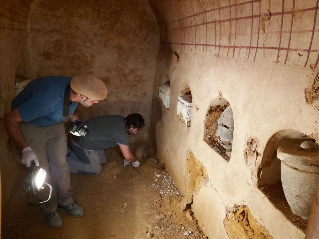 Arqueólogos del Ayuntamiento de Carmona actúan en el mausoleo romano descubierto