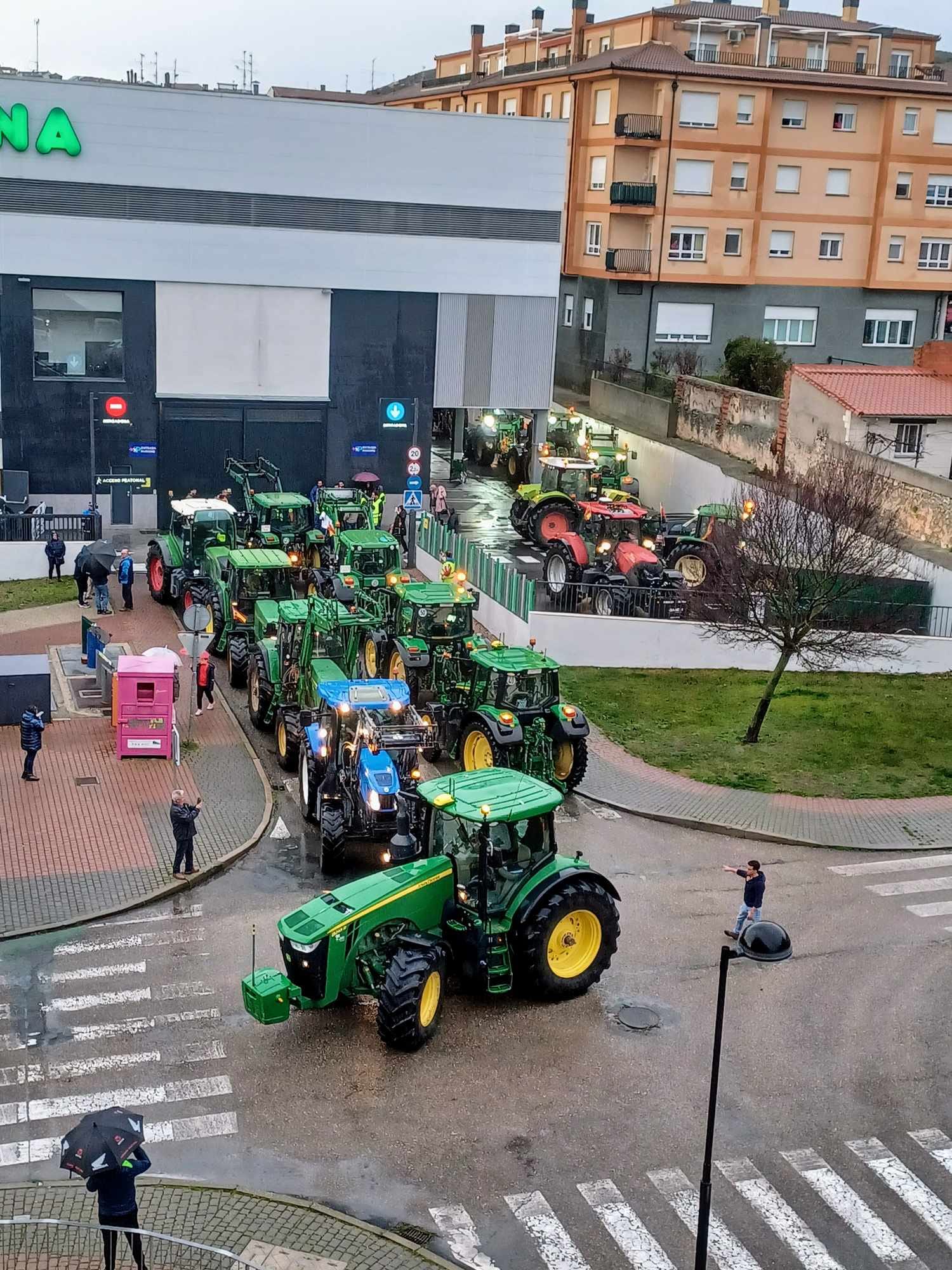 Los tractores bloquean la entrada al Mercadona de Cuéllar