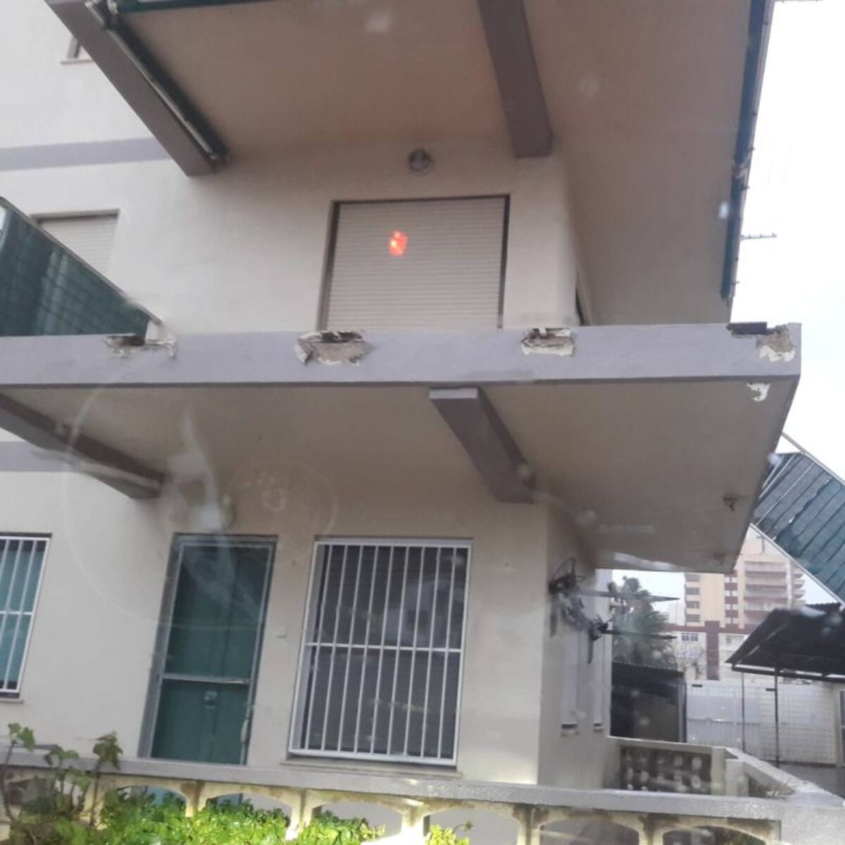 Balcones arrancados por la fuerza del viento en la playa de Tavernes