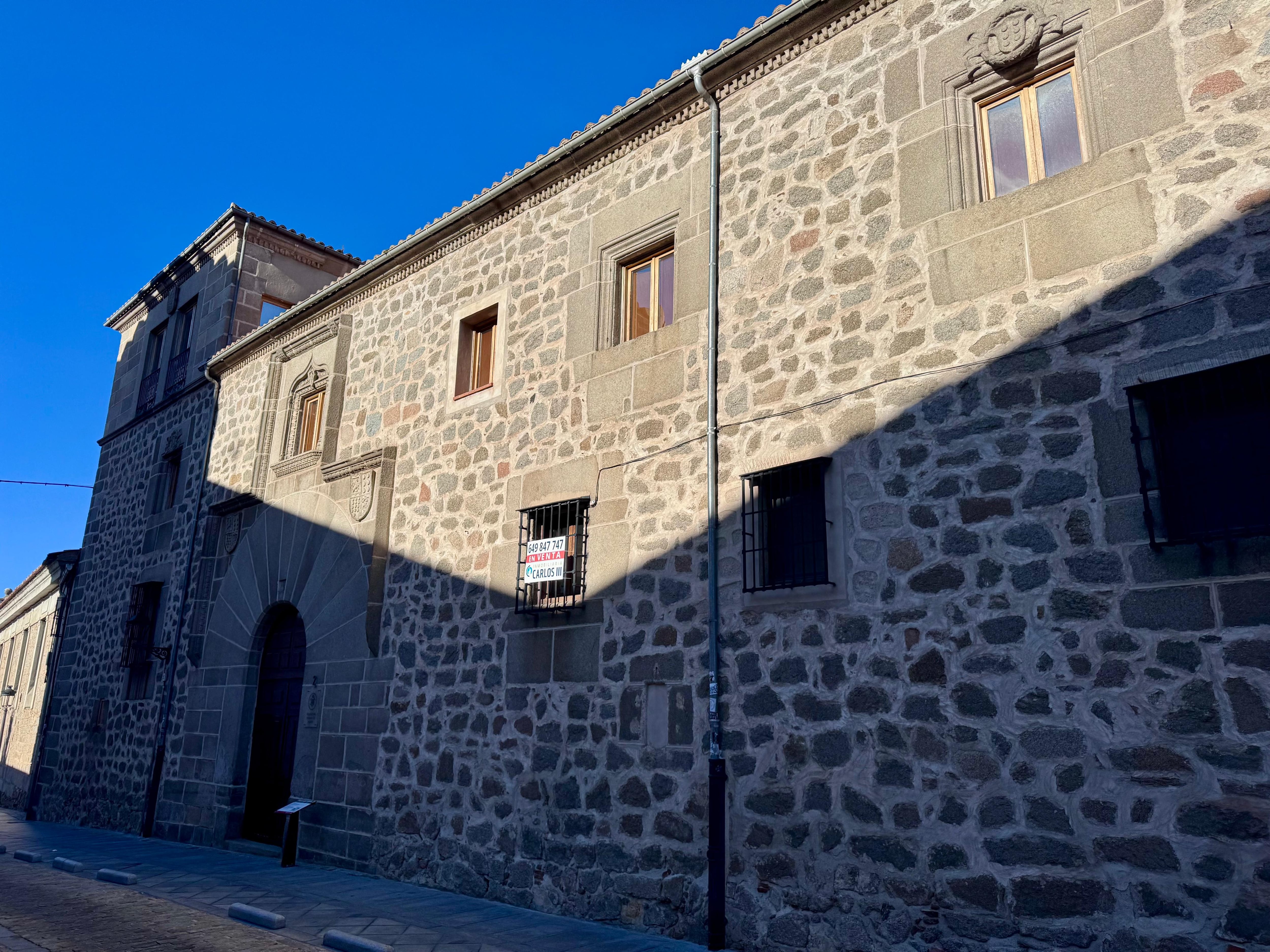 Fachada principal del Palacio de los Almarza, en Ávila