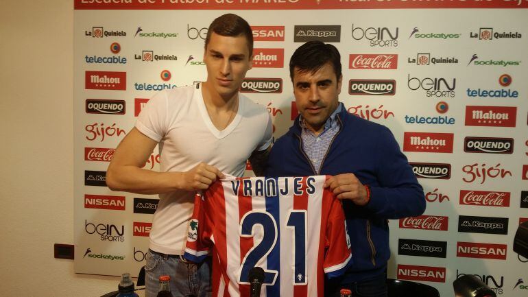 Vranjes posa con la camiseta del Sporting junto a Nico Rodríguez