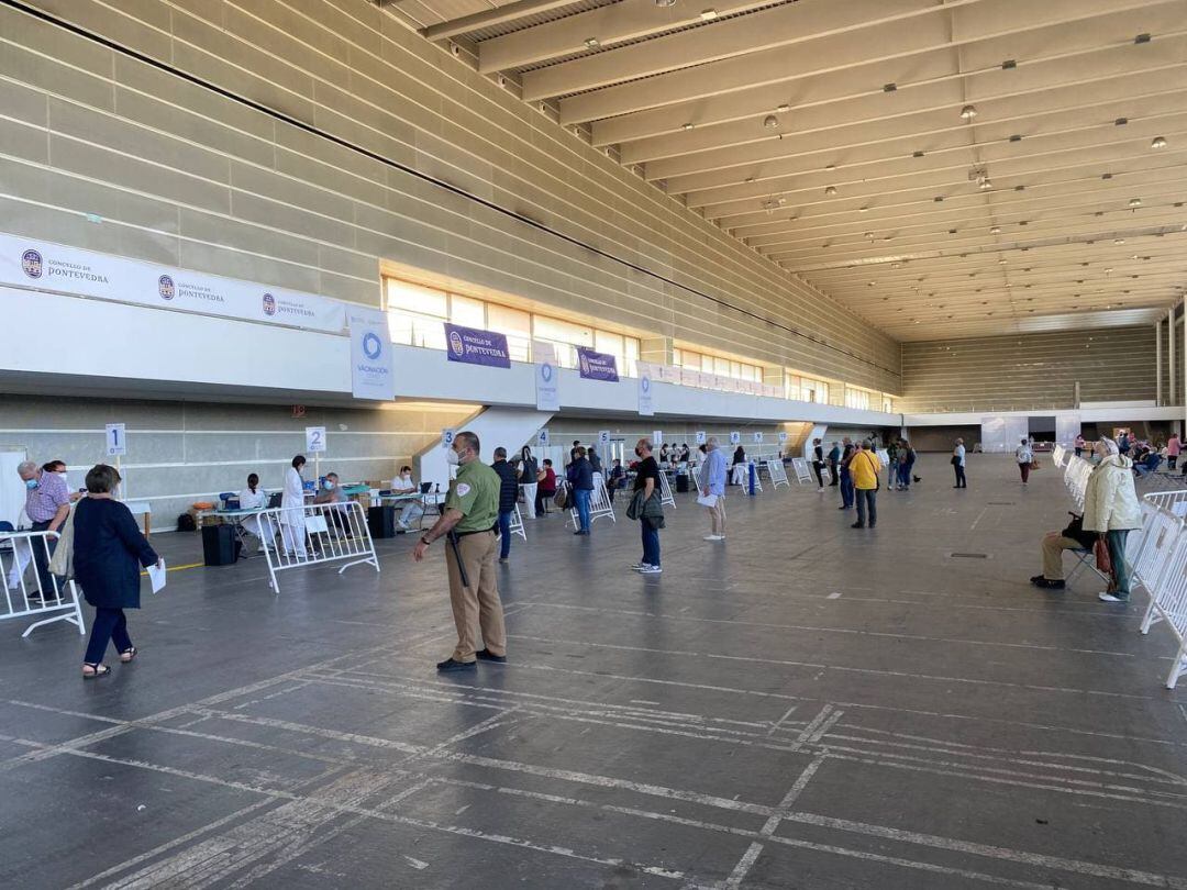 Centro de vacunación masiva en el recinto ferial de Pontevedra.