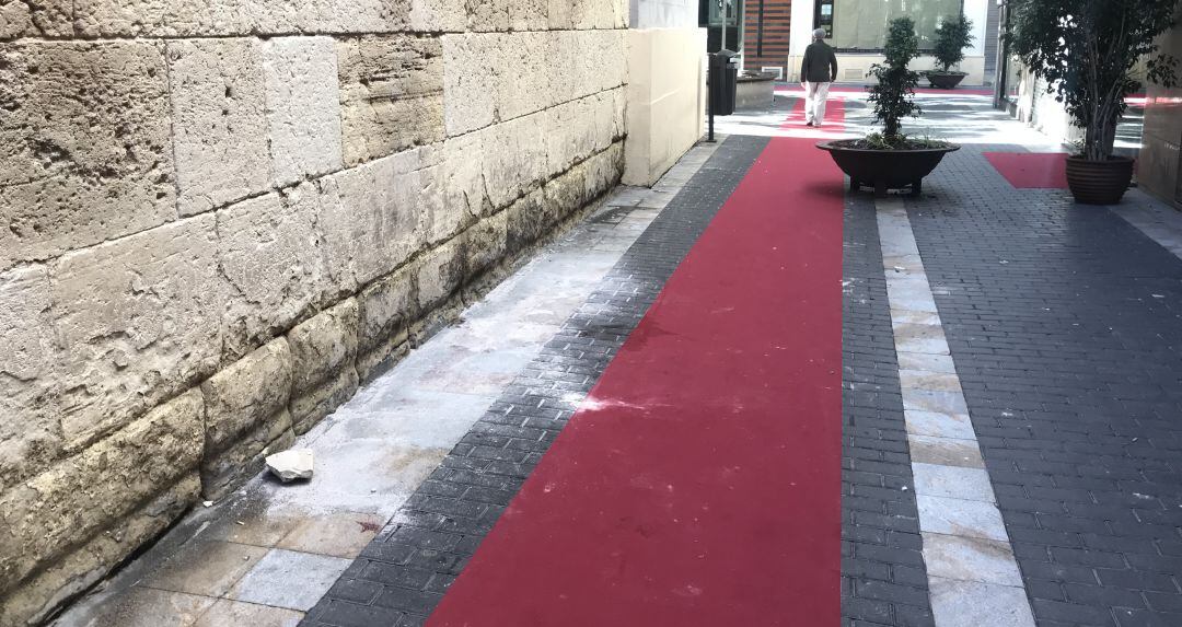 Este ha sido el tramo de la calle San Bartolomé en el que apareció el cuerpo del hombre