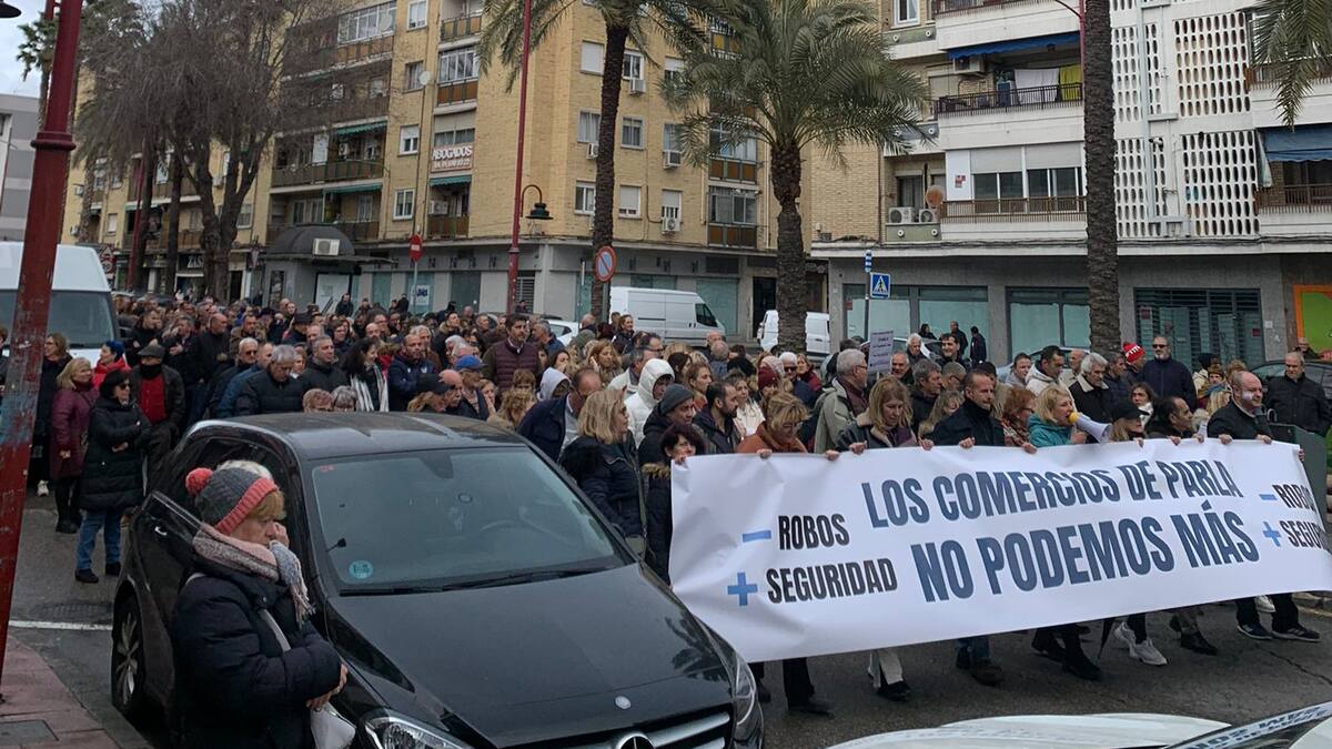 Vecinos y comerciantes de Parla se manifiestan contra la ‘oleada’ de robos